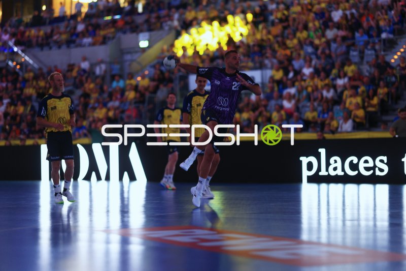 Matthias Musche (#6; SC Magdeburg) beim Sprungwurf in der SAP Arena