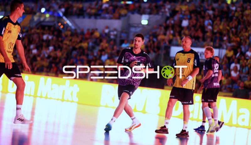 Hendrik Pekeler (#61; Team Apfel) mit Ball im Spielaufbau