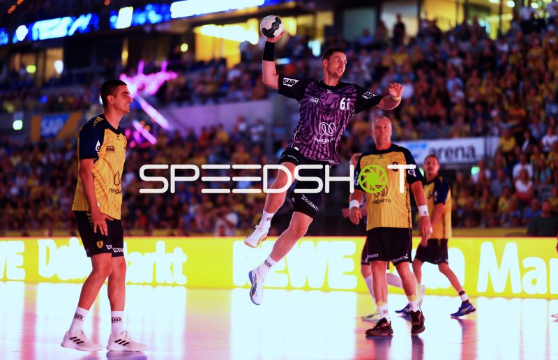 Hendrik Pekeler (#61; Team Apfel) beim Sprungwurf in der SAP Arena