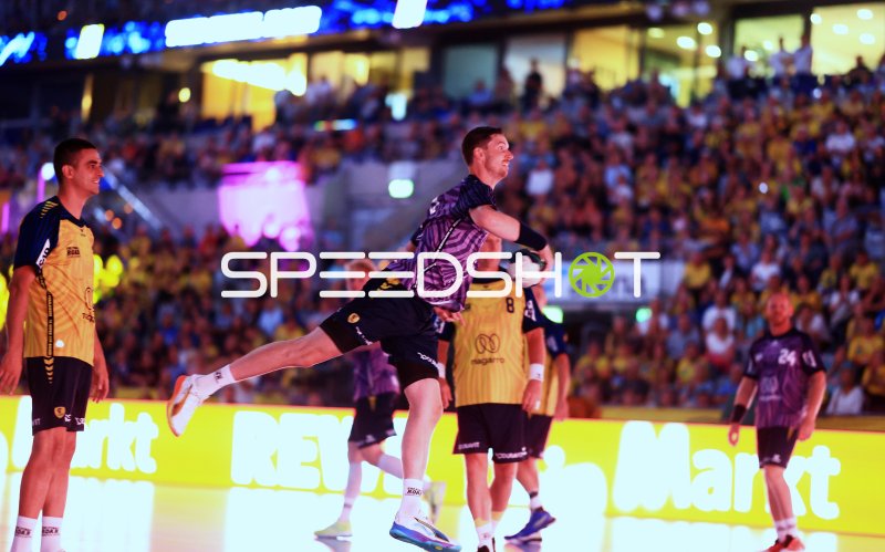 Jim Gottfridsson (#24; Team Apfel) beim Sprungwurf in der SAP Arena