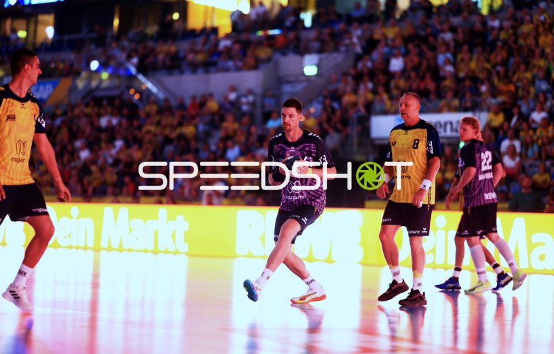 Hendrik Pekeler (#61; Team Apfel) mit Ball im Spielaufbau in der SAP Arena