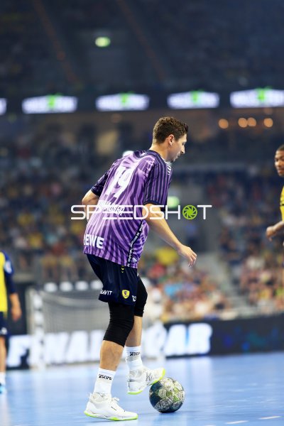 Marius Steinhauser (#19; Team Apfel) am Ball in der SAP Arena