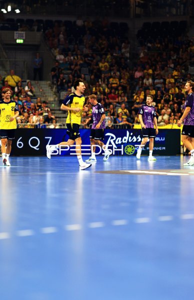 Patrick Groetzki (#24; Team Johnny) und Rune Dahmke (#23; Team Johnny) in der SAP Arena