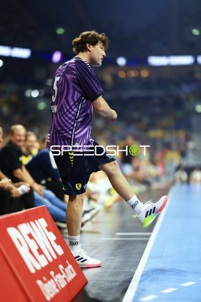 Johannes Sellin (#5; Team Apfel) an der Seitenlinie in der SAP Arena