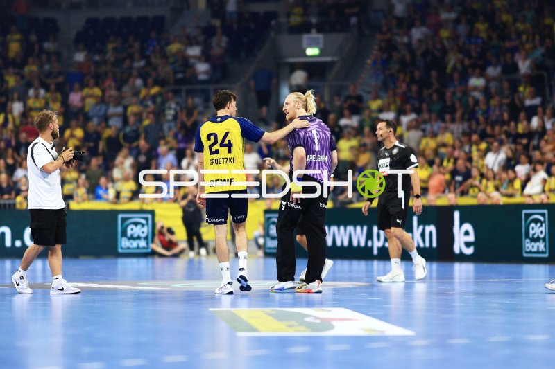 Patrick Groetzki (#24; Team Johnny) und Mikael Appelgren (#1; Team Apfel) im Gespräch