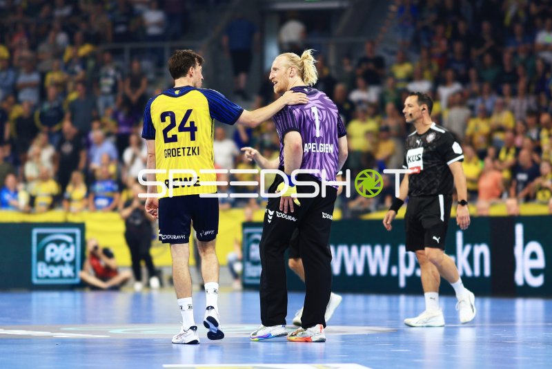 Patrick Groetzki (#24; Team Johnny) im Gespräch mit Mikael Appelgren (#1; Team Apfel)
