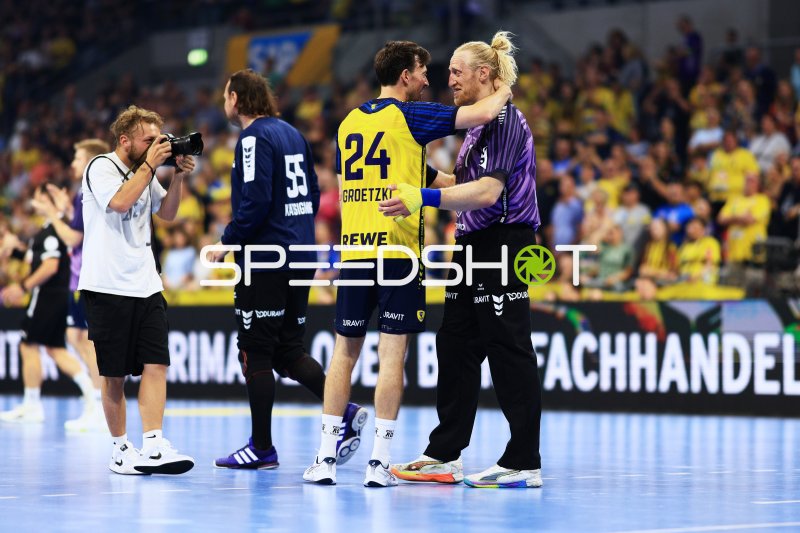 Patrick Groetzki (#24; Team Johnny) und Mikael Appelgren (#1; Team Apfel) beim Handshake