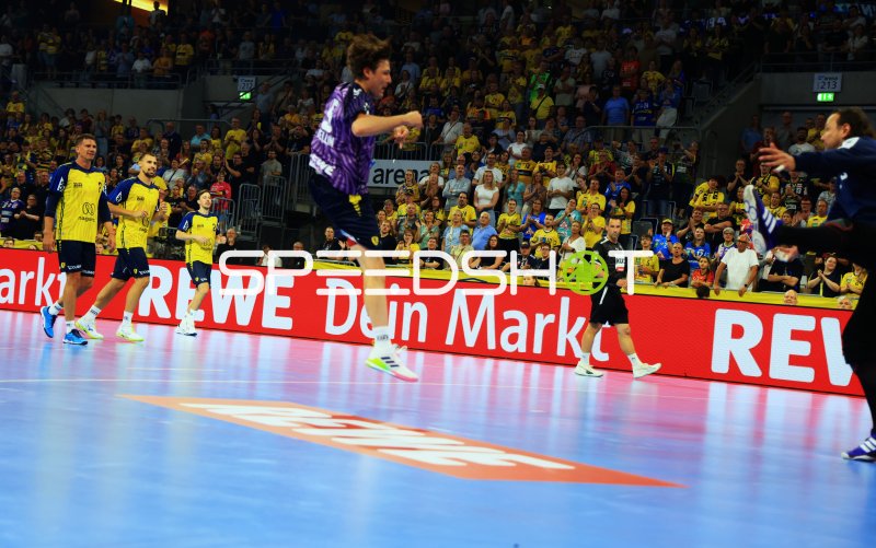 Johannes Sellin (#5; Team Apfel) beim Sprungwurf in der SAP Arena