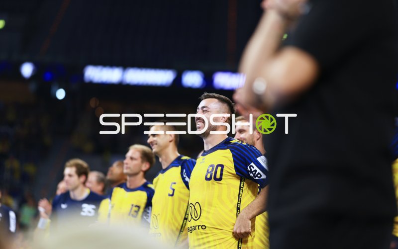 Jannik Kohlbacher (#80; Rhein Neckar Löwen) strahlt beim Mannschaftsaufmarsch