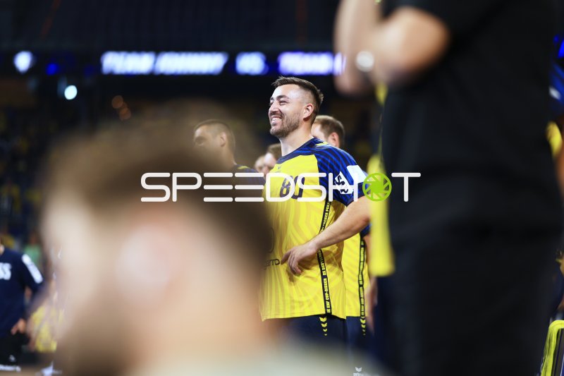 Jannik Kohlbacher (#80; Rhein-Neckar Löwen) lächelt in der SAP Arena