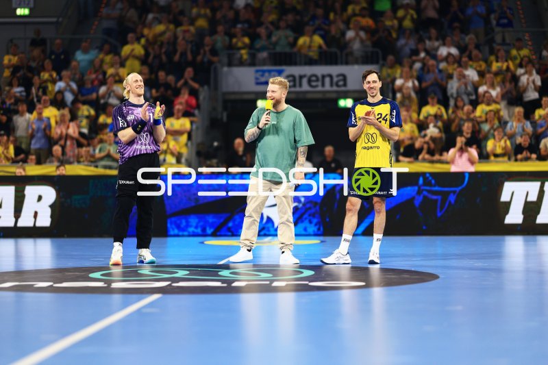 Patrick Groetzki (#24; Rhein Neckar Löwen) und Mikael Appelgren bei Ehrung in der SAP Arena