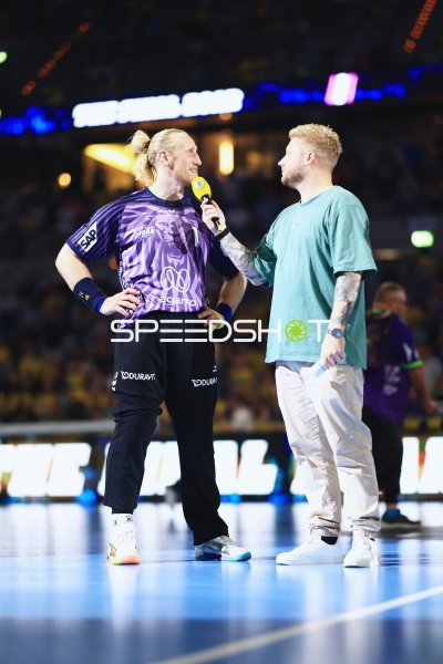 Mikael Appelgren (#1; Team Apfel) im Interview auf dem Spielfeld