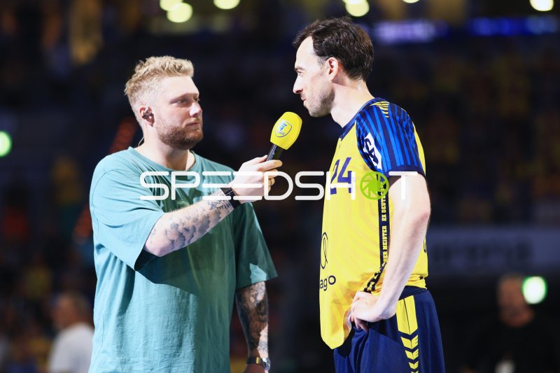 Kevin Gerwin interviewt Jim Gottfridsson (#24; Team Johnny) in der SAP Arena