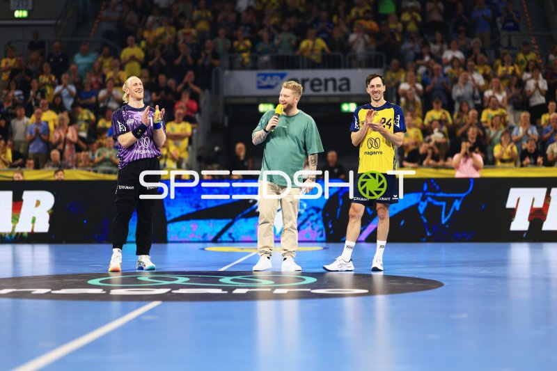 Patrick Groetzki (#24; Rhein Neckar Löwen) und Mikael Appelgren bei Zeremonie in der SAP Arena