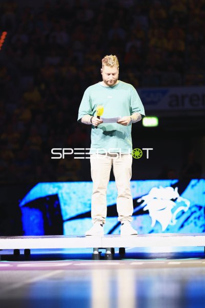 Kevin Gerwin moderiert auf der Bühne in der SAP Arena Mannheim