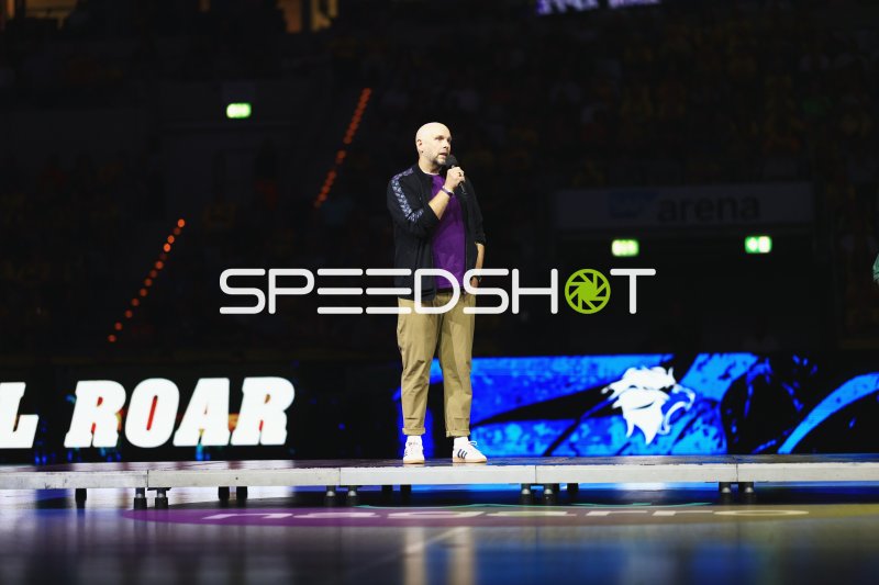 Moderator mit Mikrofon bei Zeremonie in der SAP Arena Mannheim