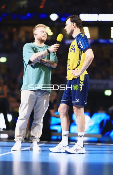 Kevin Gerwin interviewt Patrick Groetzki (#24; Team Johnny) in der SAP Arena
