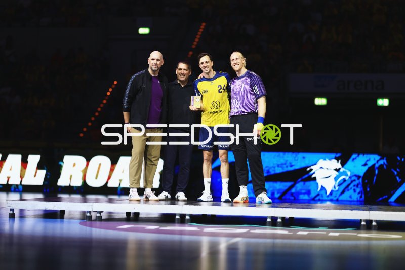 Patrick Groetzki (#24; Rhein Neckar Löwen) und Mikael Appelgren bei Ehrung in der SAP Arena
