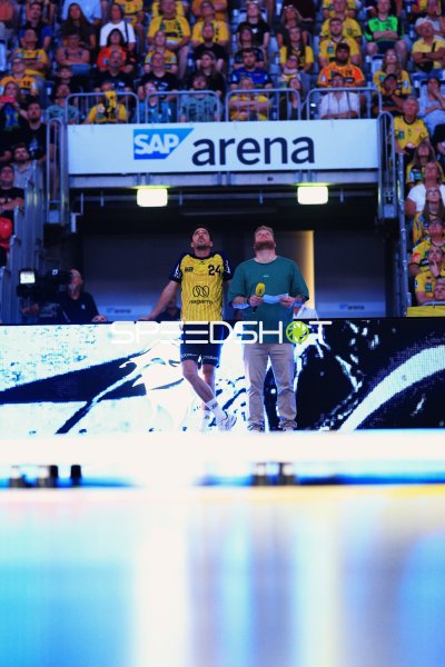 Patrick Groetzki und Kevin Gerwin bei Zeremonie in der SAP Arena Mannheim