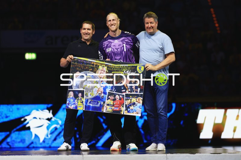 Mikael Appelgren (#1; Team Apfel) bei Abschiedszeremonie in der SAP Arena