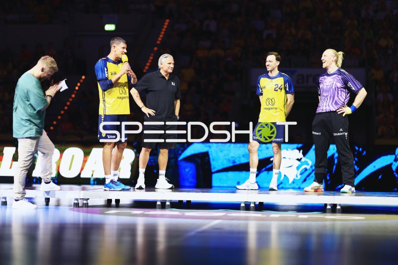 Andy Schmid, Patrick Groetzki (#24) und Mikael Appelgren bei Zeremonie in der SAP Arena