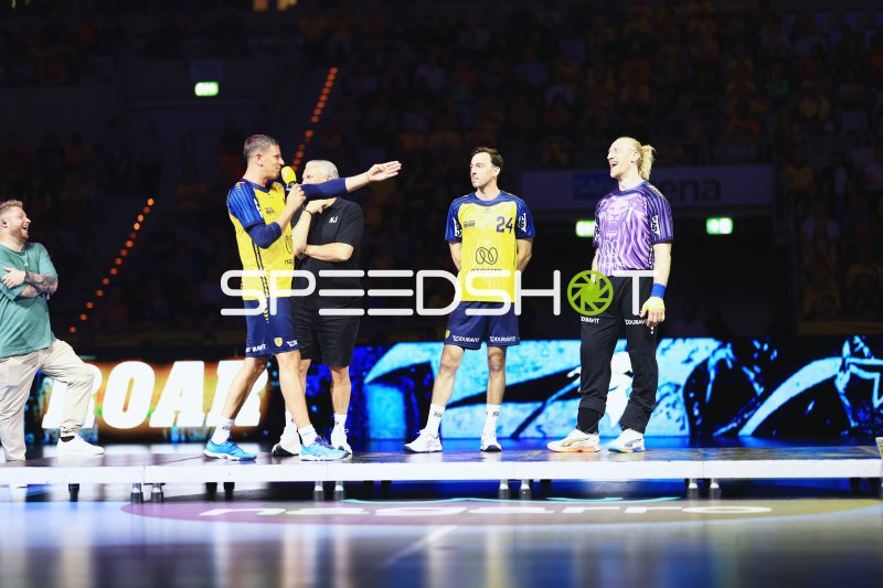 Patrick Groetzki (#24) und Mikael Appelgren bei Spielervorstellung in der SAP Arena