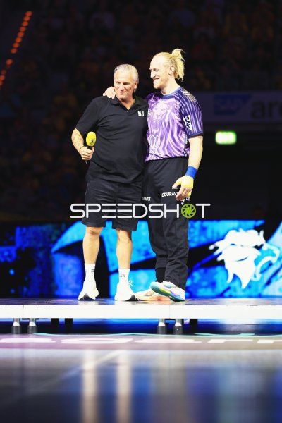 Nikolaj Jacobsen und Mikael Appelgren (#1; Team Apfel) bei Zeremonie in der SAP Arena