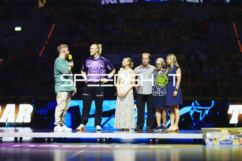Mikael Appelgren (#1; Team Apfel) bei Ehrung in der SAP Arena
