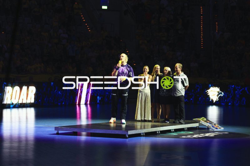 Mikael Appelgren (#1; Team Apfel) bei Ehrung in der SAP Arena