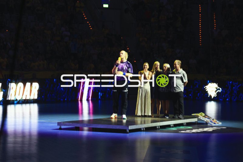 Spieler von Team Apfel bei Ehrung auf der Bühne in der SAP Arena