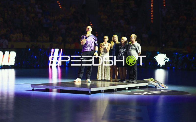 Mikael Appelgren (#1; Team Apfel) bei Ehrung in der SAP Arena