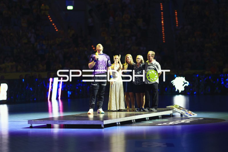 Spieler von Team Apfel bei emotionaler Ehrung in der SAP Arena