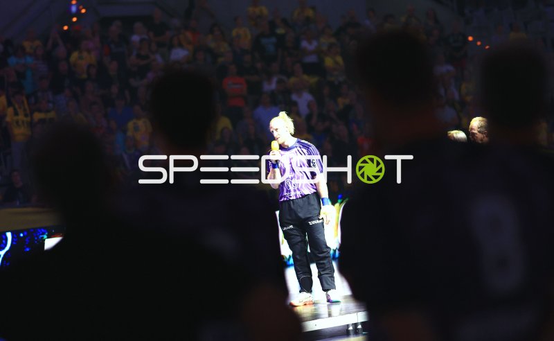 Mikael Appelgren (#1; Team Apfel) bei der Spielervorstellung in der SAP Arena