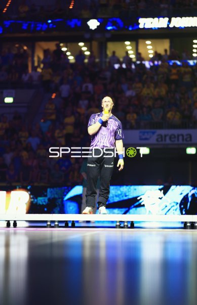 Mikael Appelgren (#1; Team Apfel) bei der Spielervorstellung in der SAP Arena