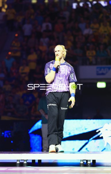 Mikael Appelgren (#1; Team Apfel) mit Mikrofon in der SAP Arena