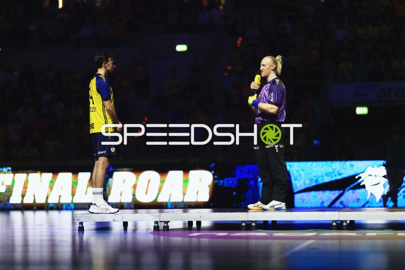 Mikael Appelgren (#1; Team Apfel) mit Mikrofon bei Zeremonie in der SAP Arena