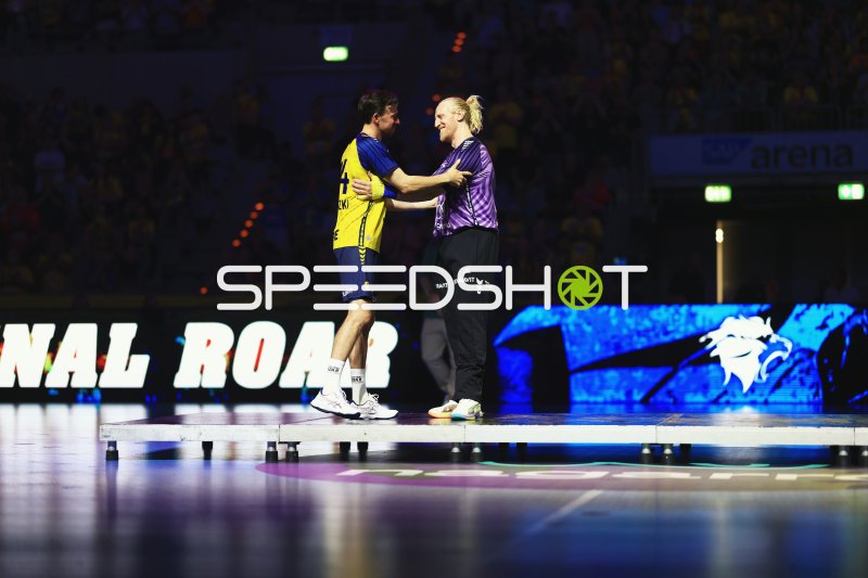 Mikael Appelgren (#1; Team Apfel) und ein Spieler von Team Johnny bei herzlicher Begrüßung