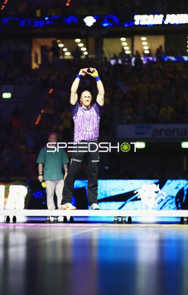 Mikael Appelgren (#1; Team Apfel) bei der Spielervorstellung in der SAP Arena