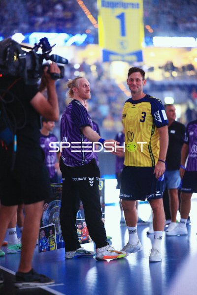 Uwe Gensheimer (#3; Team Johnny) und Mikael Appelgren beim Handshake in der SAP Arena