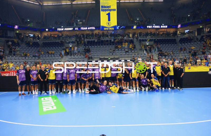 Mannschaftsfoto Team Johnny vs. Team Apfel beim Abschiedsspiel für Mikael Appelgren
