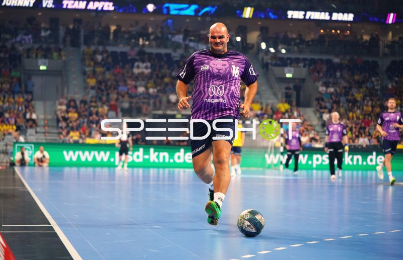 Rafael Baena Gonzales (#16; Team Apfel) läuft mit Ball in der SAP Arena