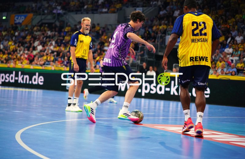 Matthias Musche (#6; Team Apfel) im Spielaufbau gegen Larsen Mads Mensah (#22; Team Johnny)