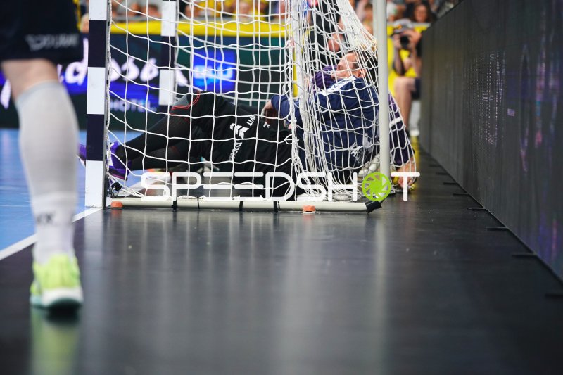 Torwart am Boden hinter dem Handballtor in der SAP Arena