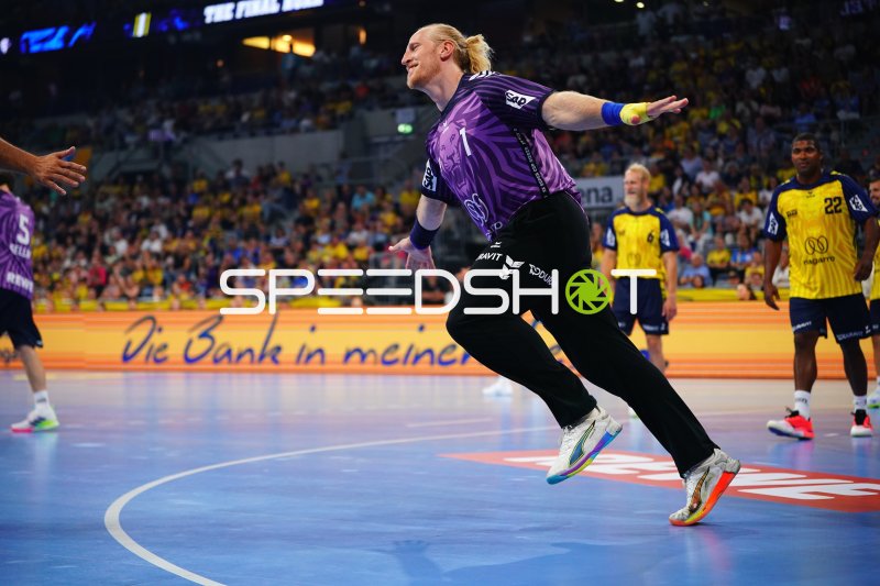 Mikael Appelgren (#1; Team Apfel) beim Torwurf in der SAP Arena