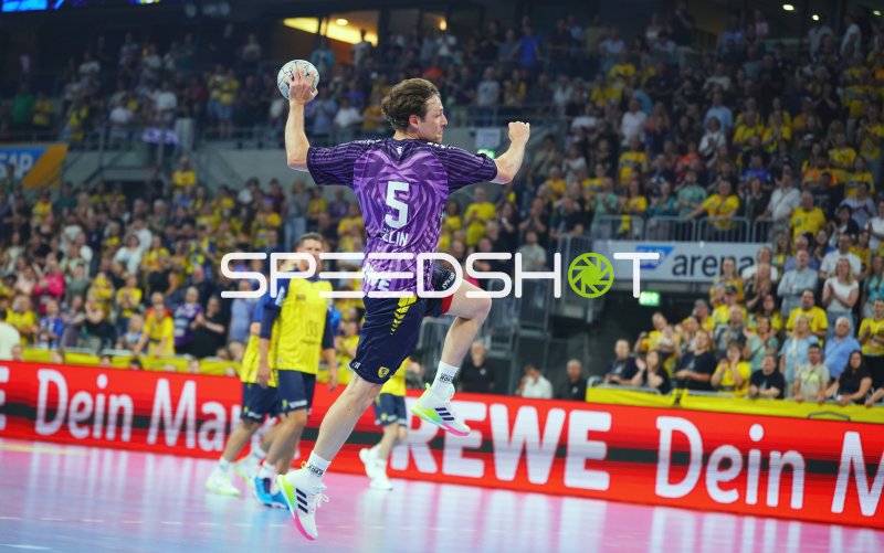Johannes Sellin (#5; Team Apfel) beim Sprungwurf in der SAP Arena