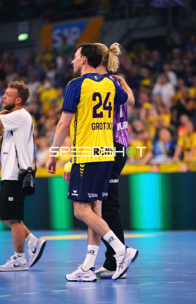 Patrick Groetzki (#24; Team Johnny) im Arm eines Gegenspielers in der SAP Arena