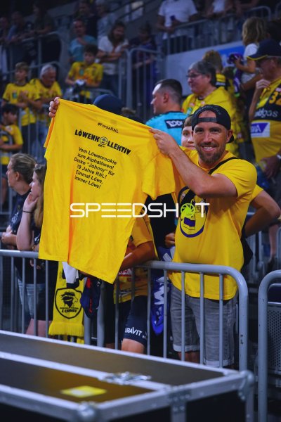 Rhein-Neckar-Löwen-Fan hält Abschiedsshirt für Andy Schmid hoch
