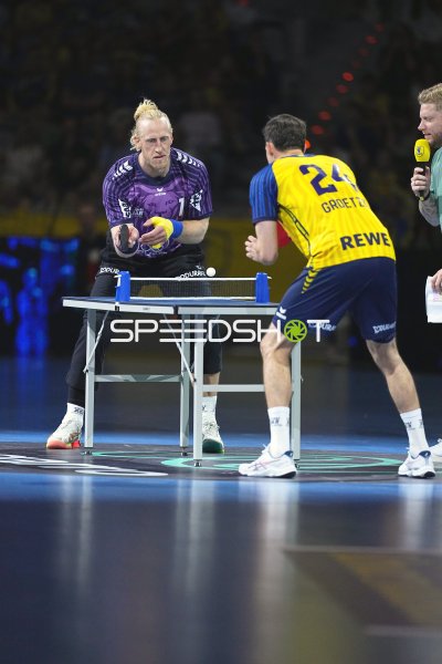 Mikael Appelgren (#1; Team Apfel) und Patrick Groetzki (#24; Team Johnny) beim Tischtennis-Duell
