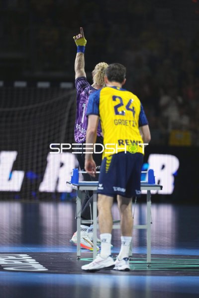 Mikael Appelgren (#1; Team Apfel) jubelt neben Patrick Groetzki (#24; Team Johnny)