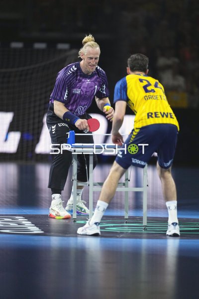 Mikael Appelgren (#1; Team Apfel) und Patrick Groetzki (#24; Team Johnny) beim Tischtennis-Duell